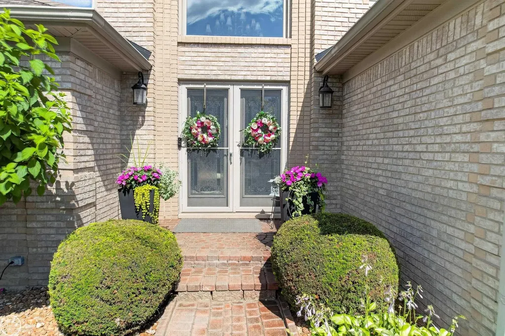 41220 Scarborough Court Clinton Charter Township MI 48038