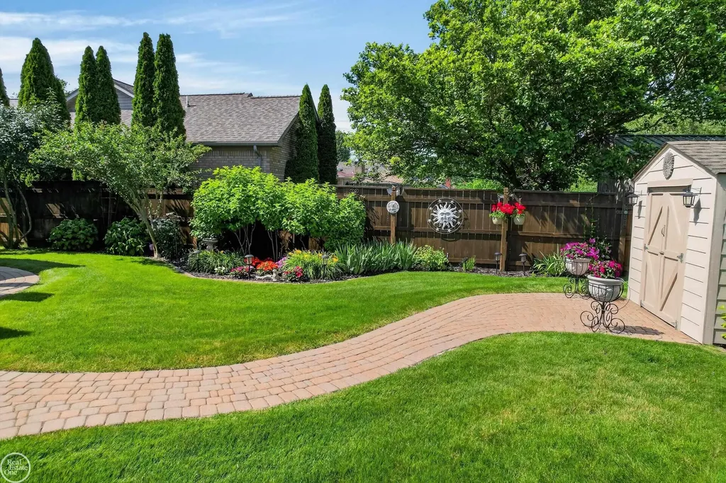 41220 Scarborough Court Clinton Charter Township MI 48038