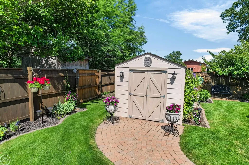 41220 Scarborough Court Clinton Charter Township MI 48038