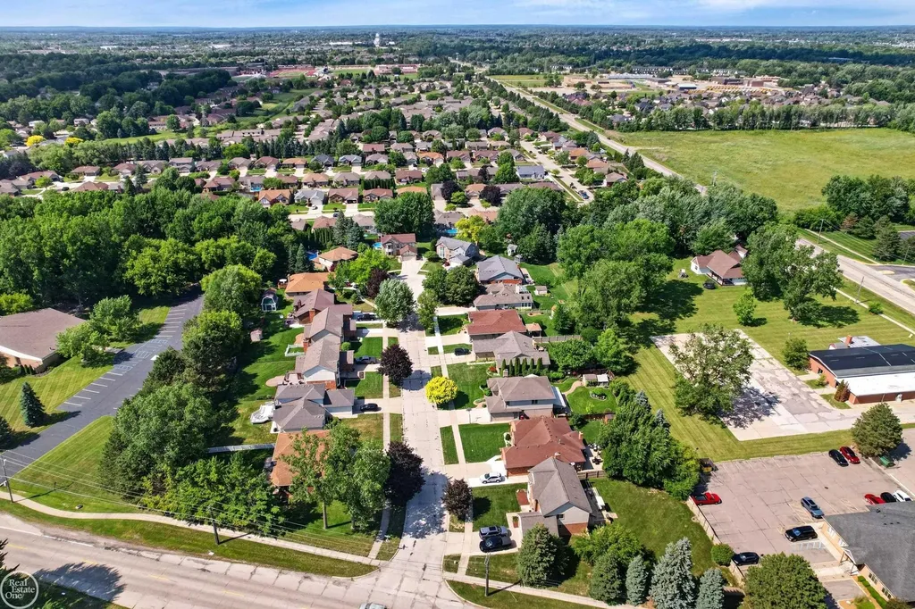 41220 Scarborough Court Clinton Charter Township MI 48038