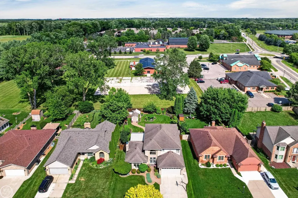 41220 Scarborough Court Clinton Charter Township MI 48038