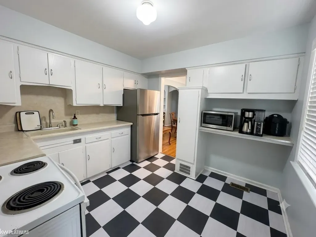 1120 Vernier Road Grosse Pointe Woods City MI 48236