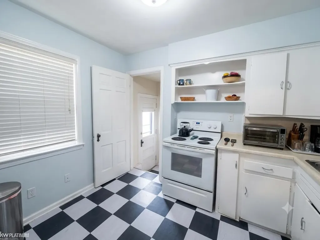 1120 Vernier Road Grosse Pointe Woods City MI 48236