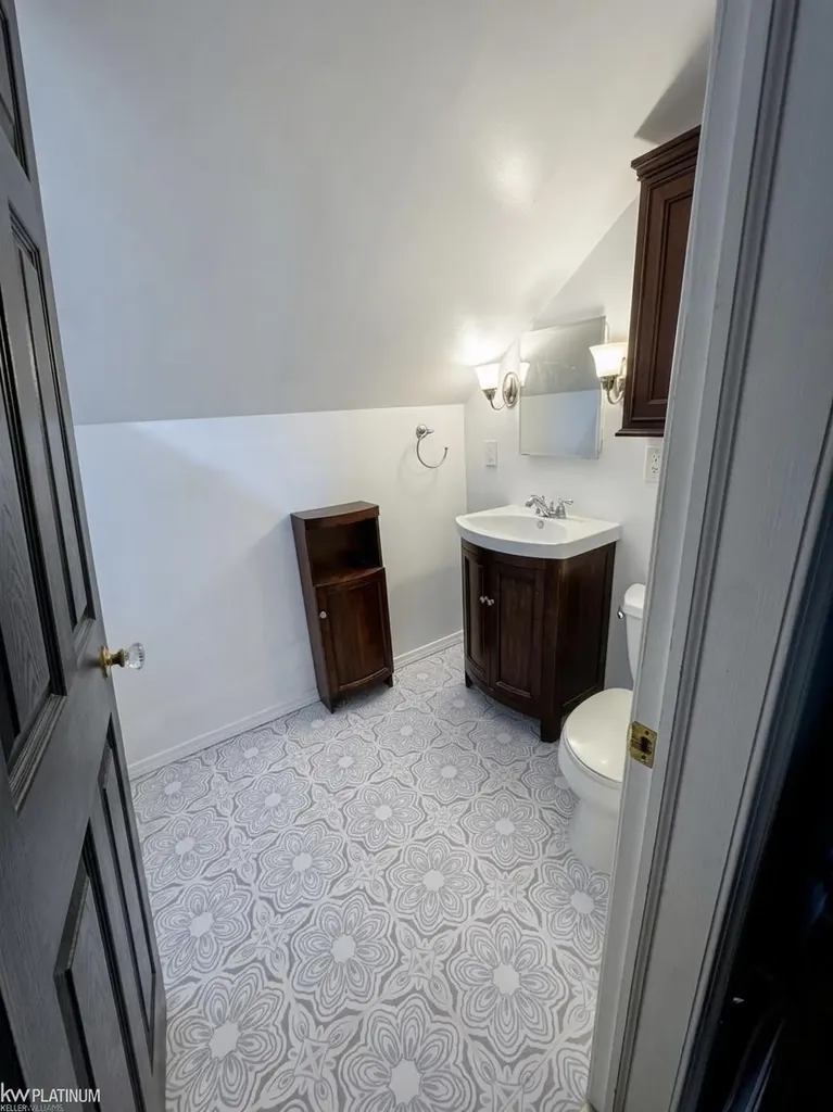 1120 Vernier Road Grosse Pointe Woods City MI 48236