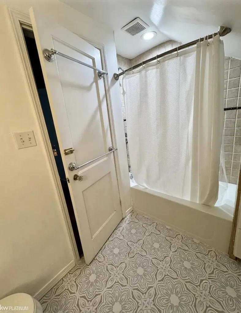 1120 Vernier Road Grosse Pointe Woods City MI 48236