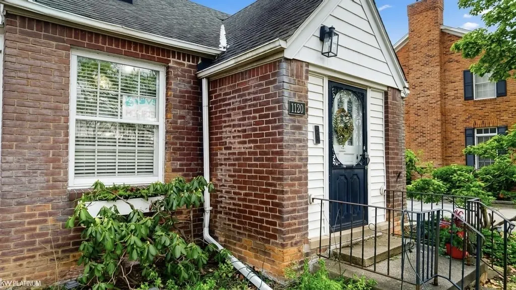 1120 Vernier Road Grosse Pointe Woods City MI 48236