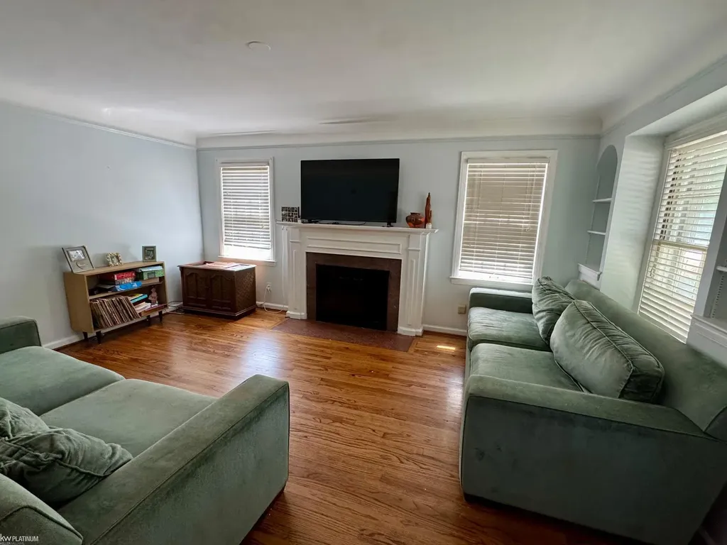 1120 Vernier Road Grosse Pointe Woods City MI 48236