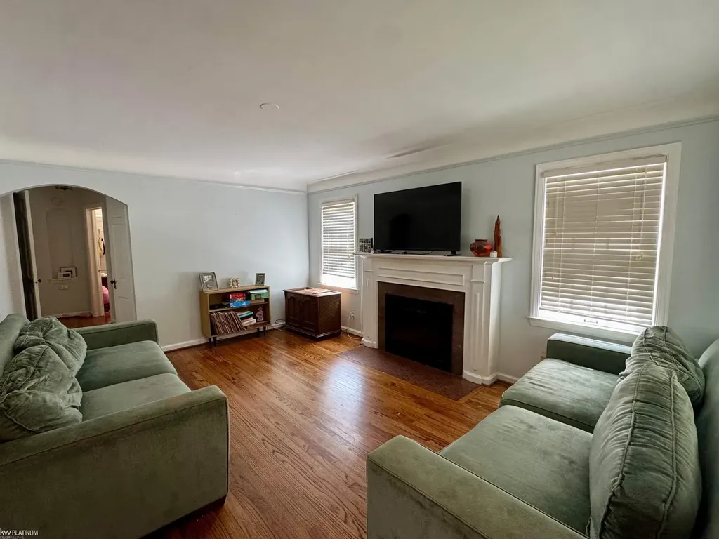 1120 Vernier Road Grosse Pointe Woods City MI 48236