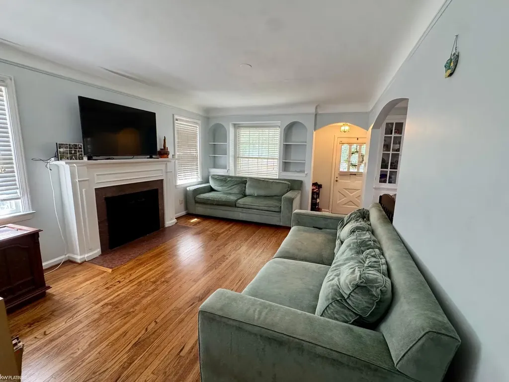 1120 Vernier Road Grosse Pointe Woods City MI 48236