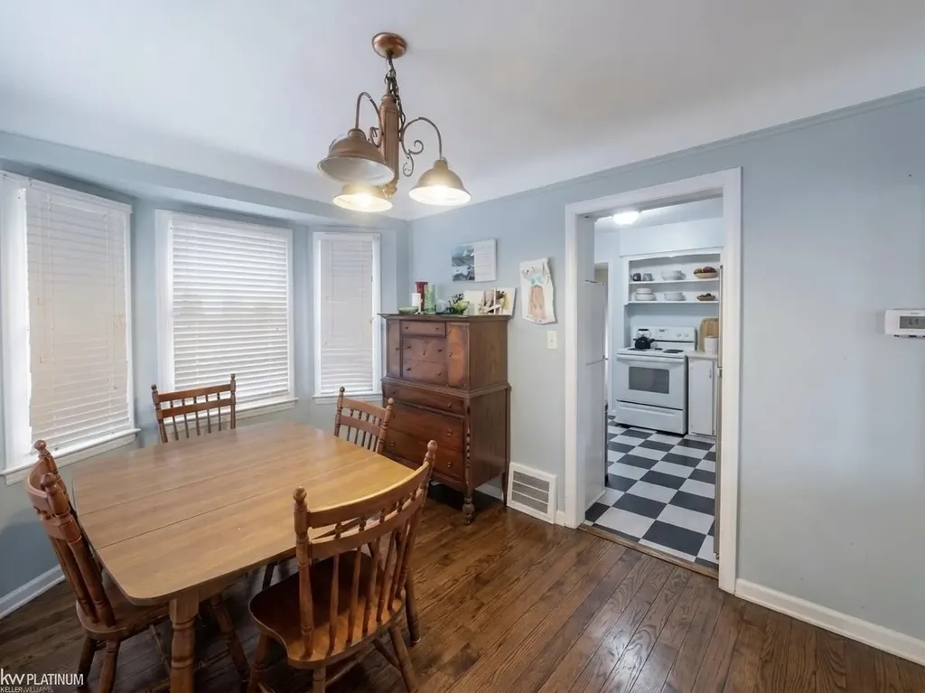 1120 Vernier Road Grosse Pointe Woods City MI 48236