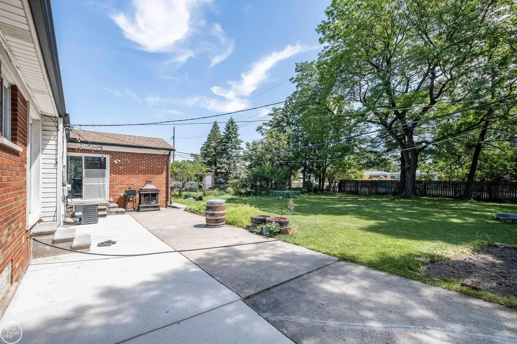 26704 Potomac Court Center Line City MI 48015