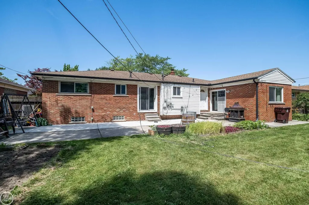 26704 Potomac Court Center Line City MI 48015