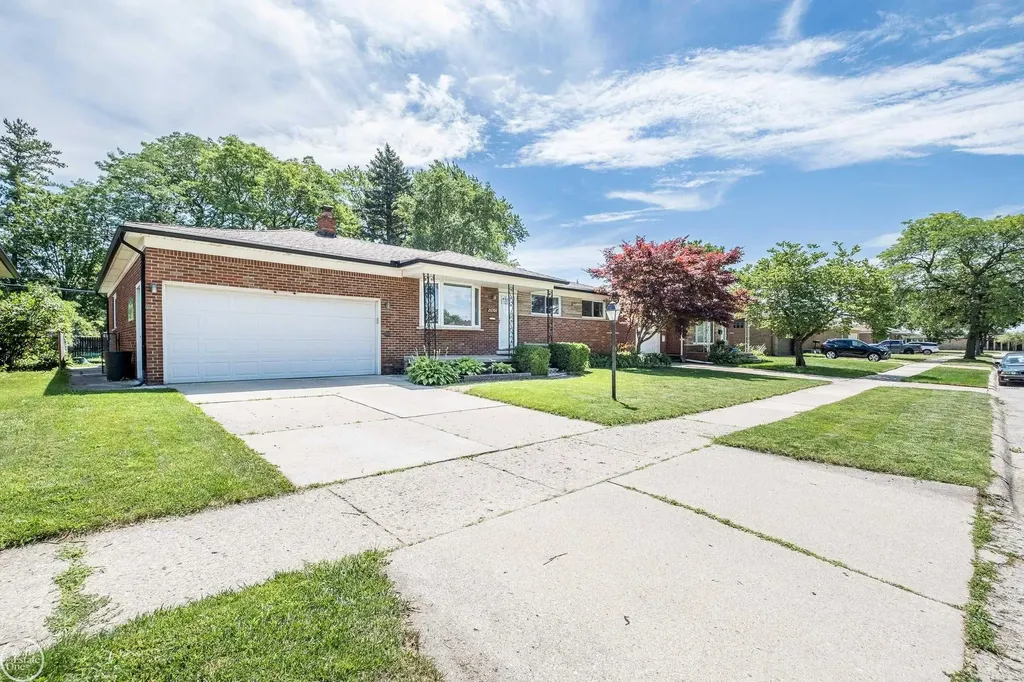26704 Potomac Court Center Line City MI 48015