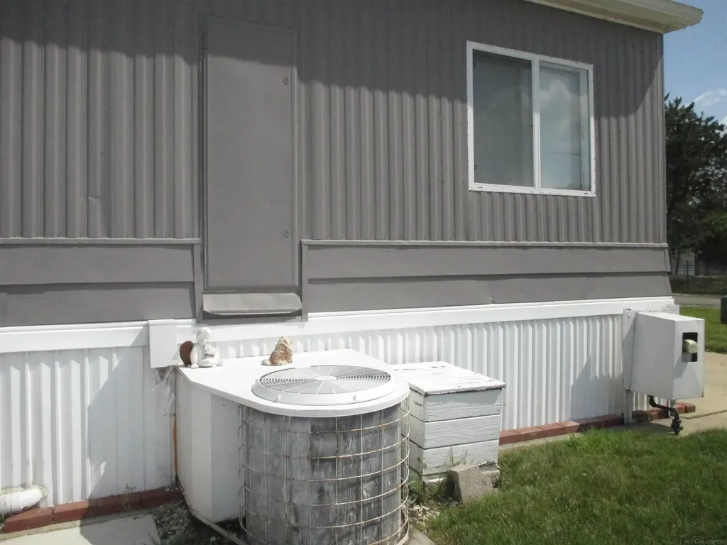 43310 Summit Street Harrison Charter Township MI 48045