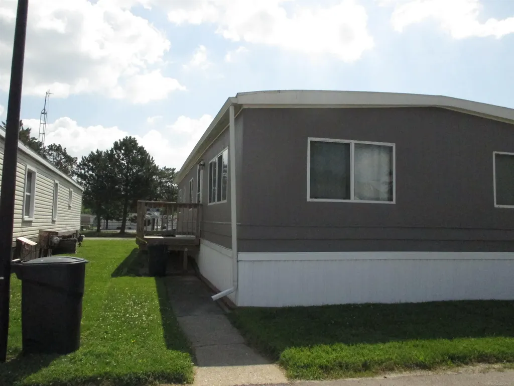 43310 Summit Street Harrison Charter Township MI 48045
