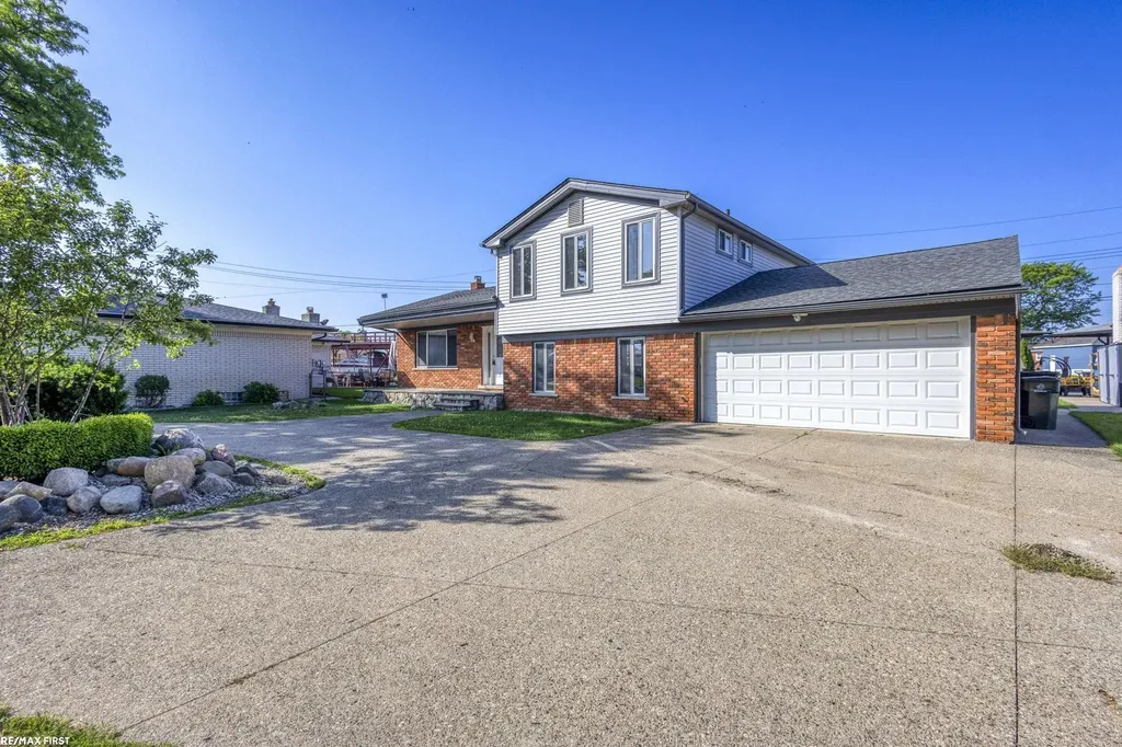 22770 Worthington Ct Court St. Clair Shores City MI 48081