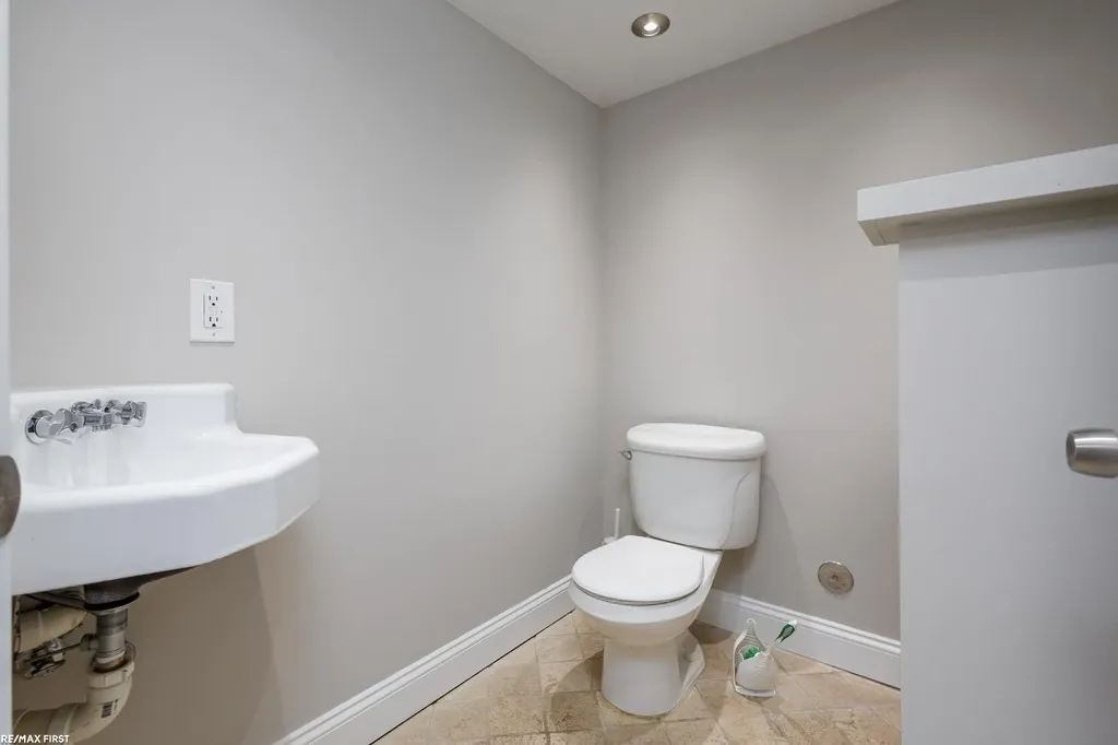 22770 Worthington Ct Court St. Clair Shores City MI 48081