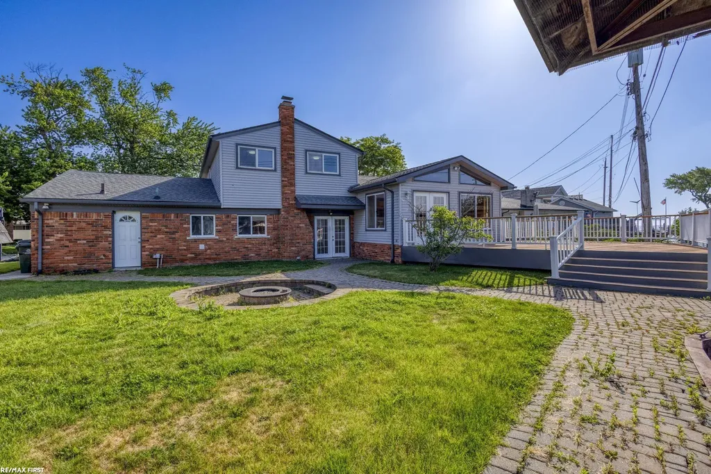 22770 Worthington Ct Court St. Clair Shores City MI 48081