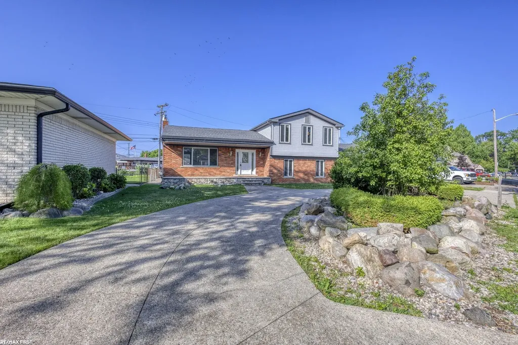 22770 Worthington Ct Court St. Clair Shores City MI 48081