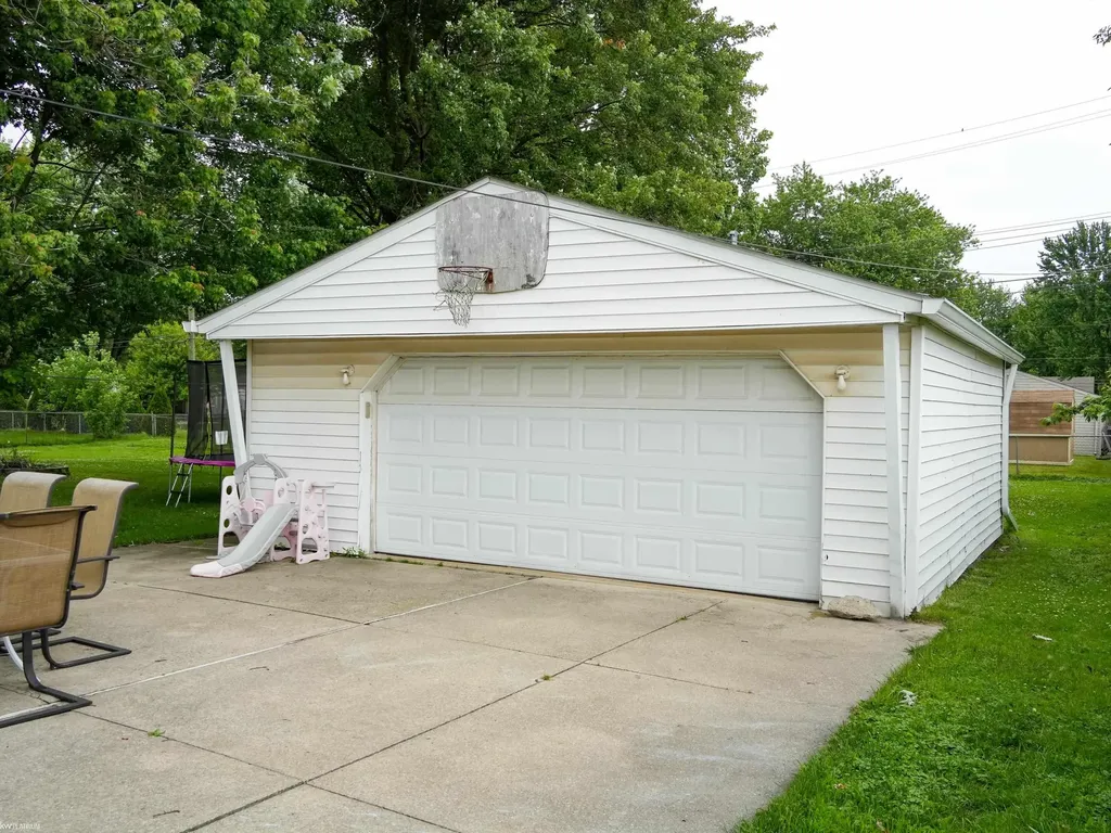 32159 Riverpoint Street Chesterfield Township MI 48047