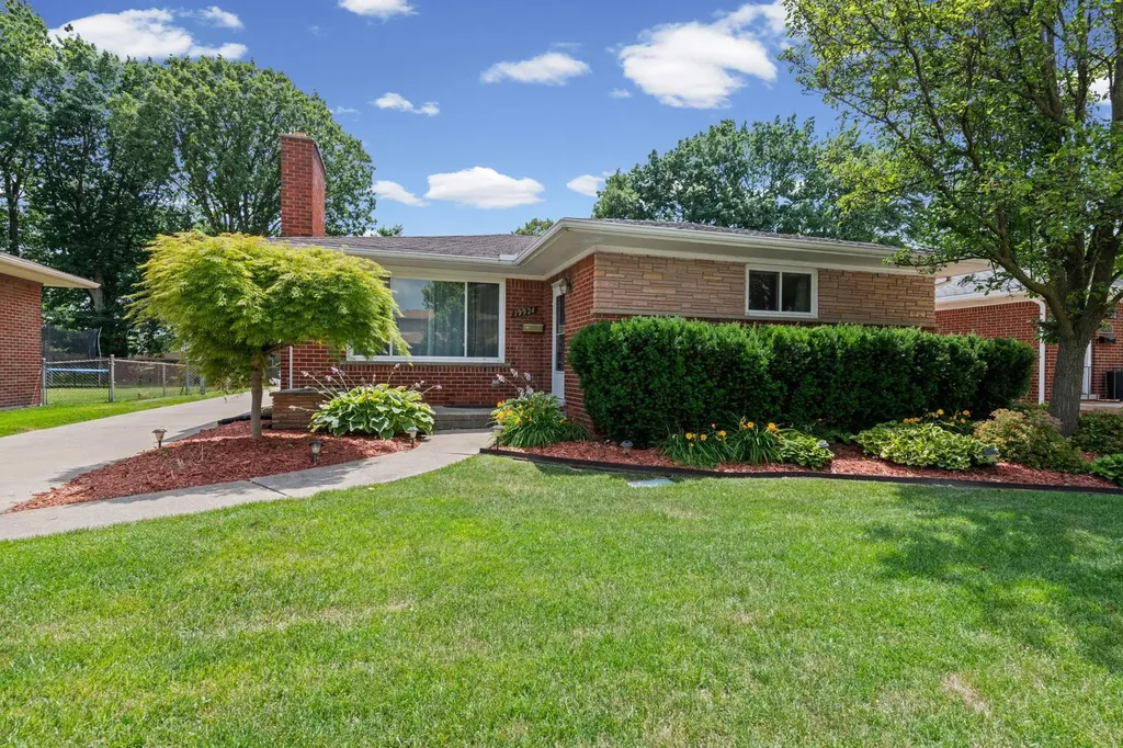 19924 Chalon Street St. Clair Shores City MI 48080
