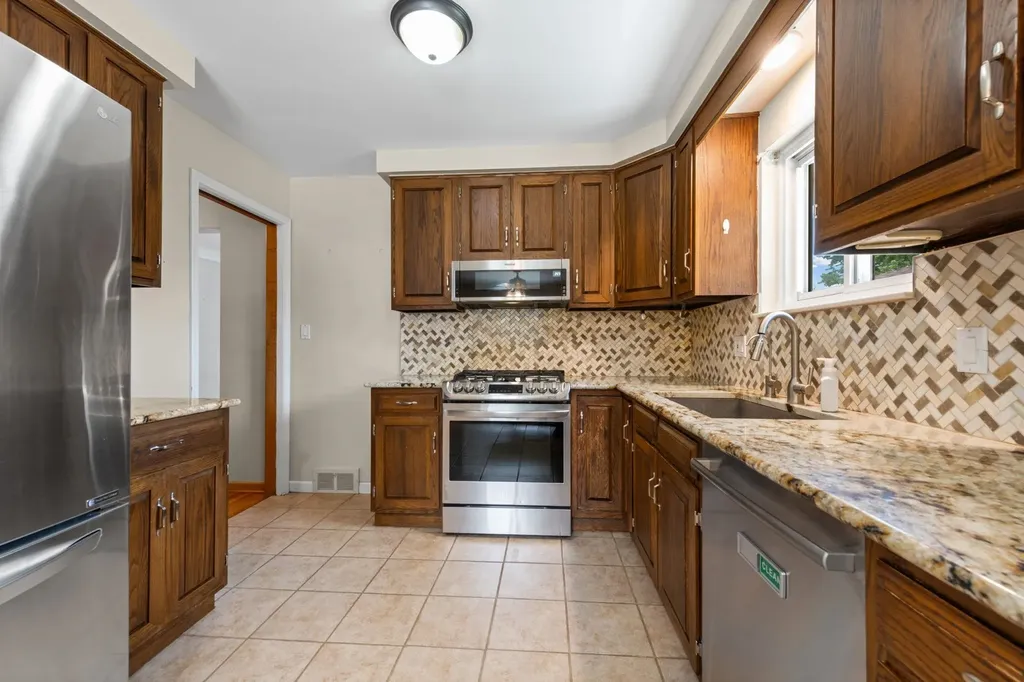 19924 Chalon Street St. Clair Shores City MI 48080