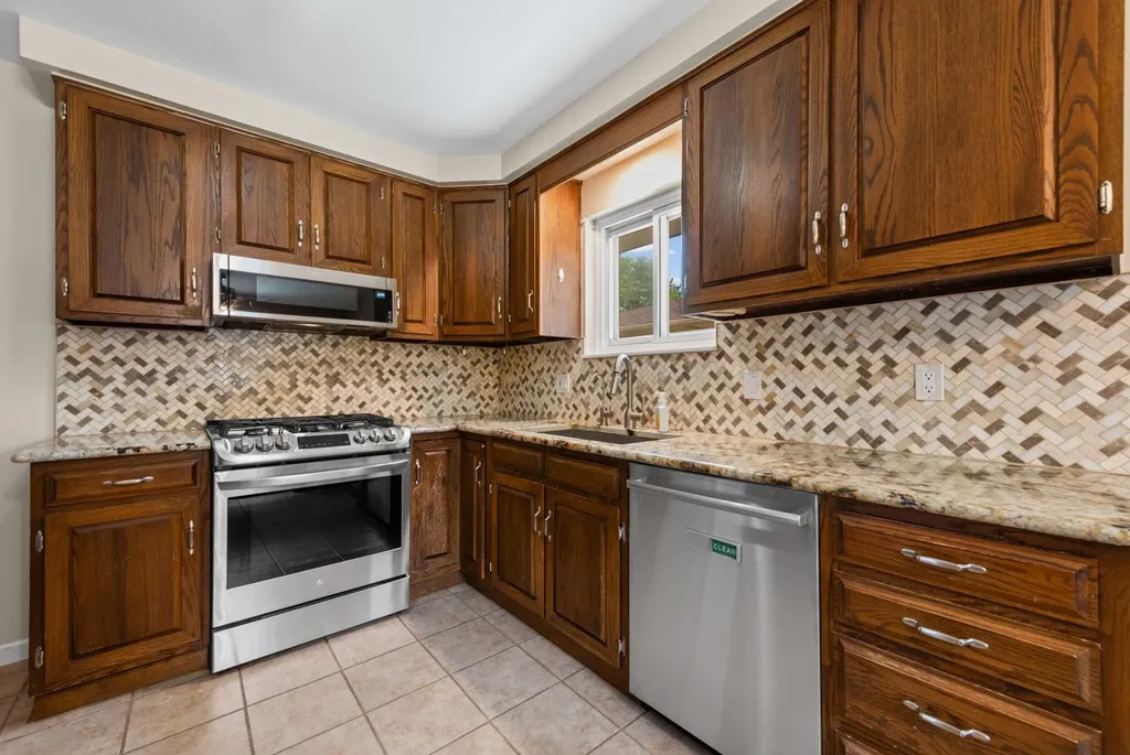 19924 Chalon Street St. Clair Shores City MI 48080