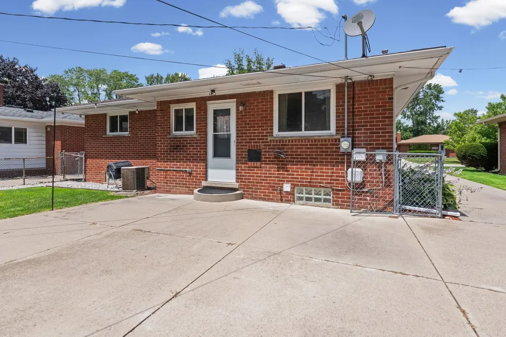 19924 Chalon Street St. Clair Shores City MI 48080