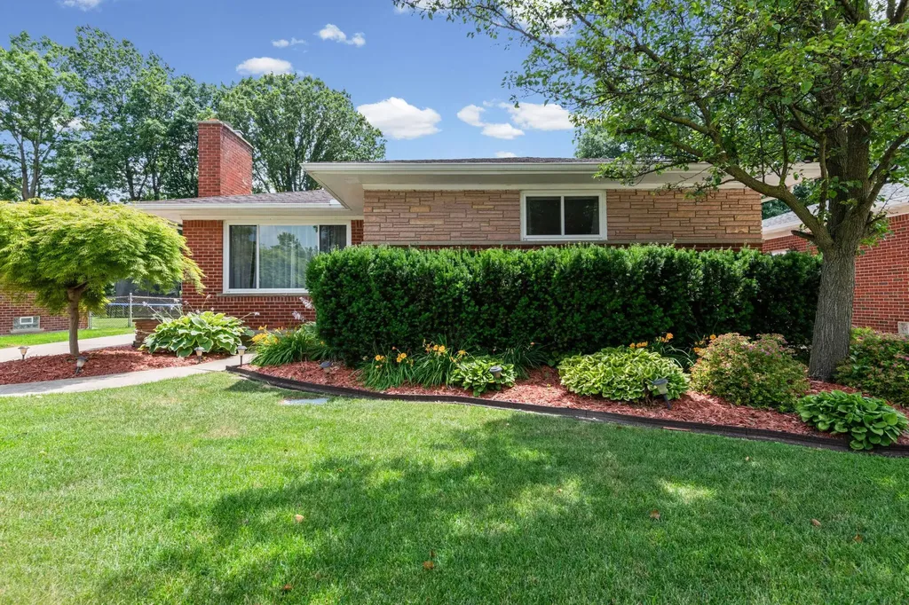 19924 Chalon Street St. Clair Shores City MI 48080