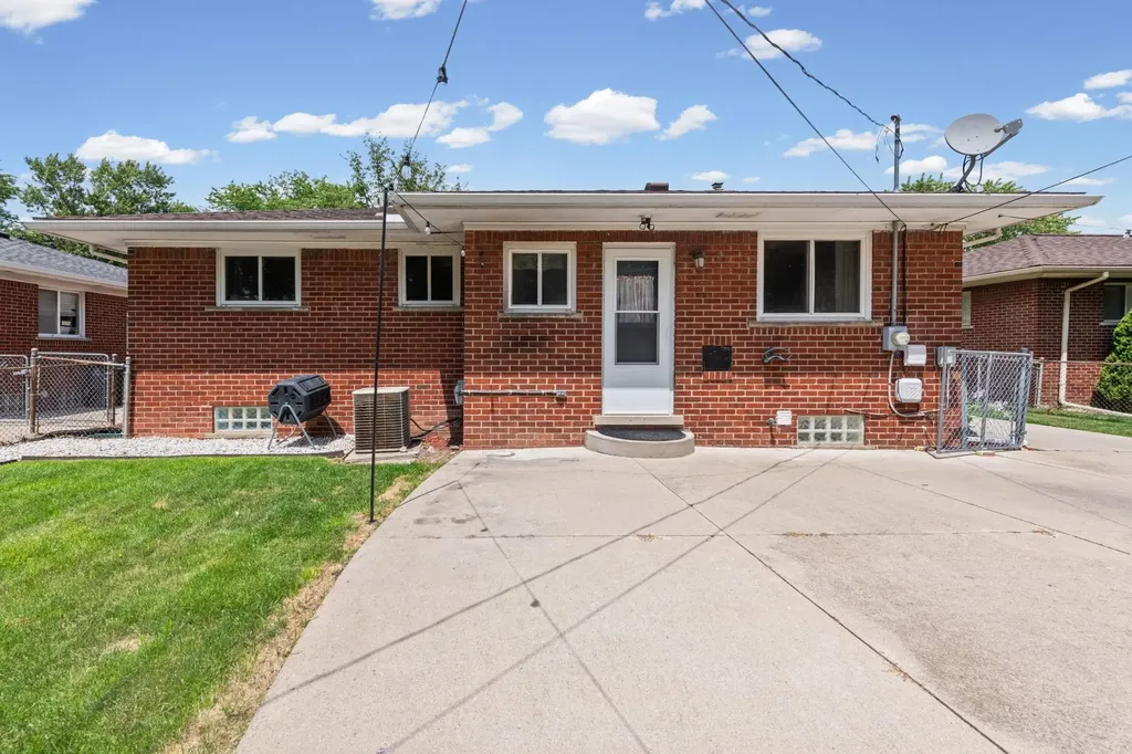 19924 Chalon Street St. Clair Shores City MI 48080