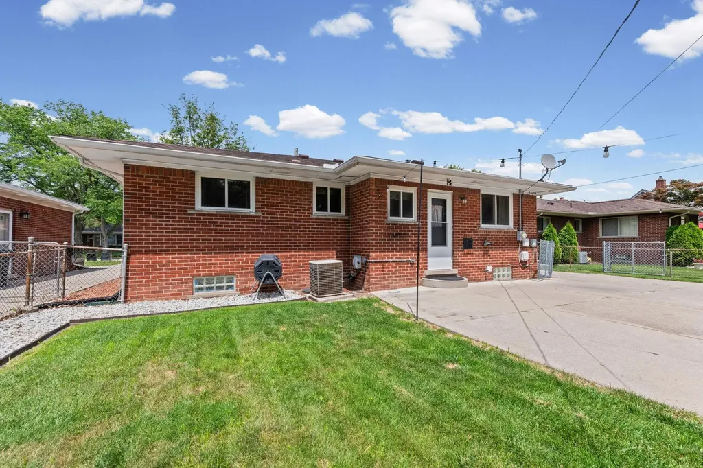19924 Chalon Street St. Clair Shores City MI 48080