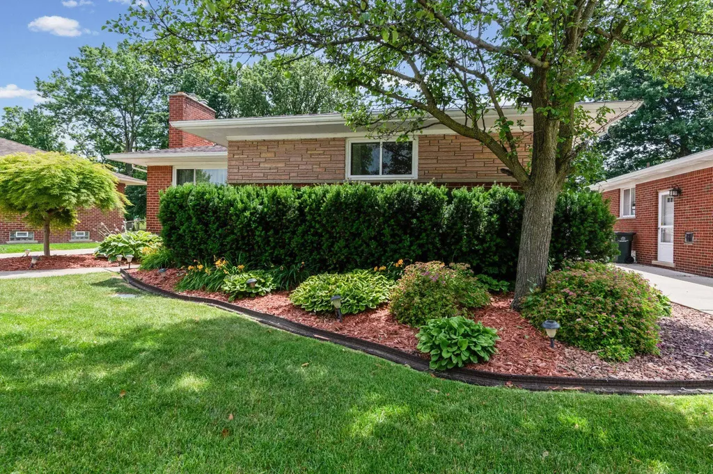 19924 Chalon Street St. Clair Shores City MI 48080