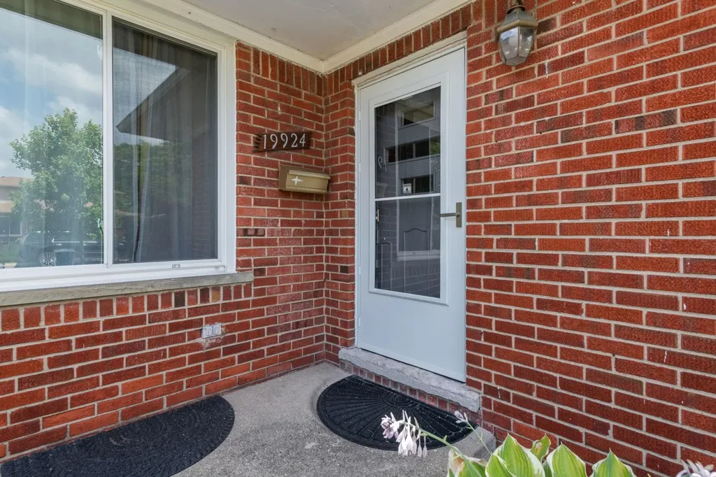 19924 Chalon Street St. Clair Shores City MI 48080