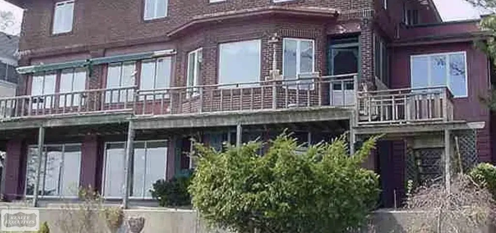 2548 Military Street Port Huron City MI 48060