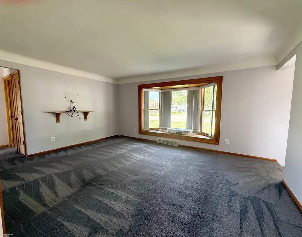 27514 Palomino Street Warren City MI 48093