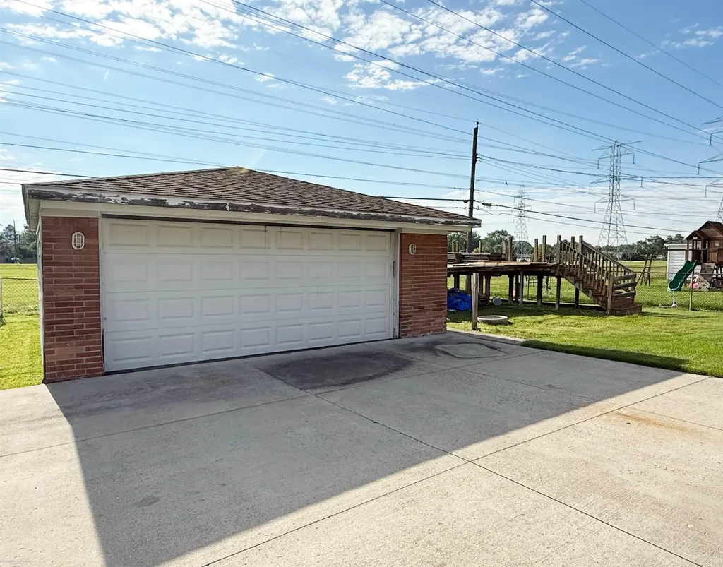 27514 Palomino Street Warren City MI 48093