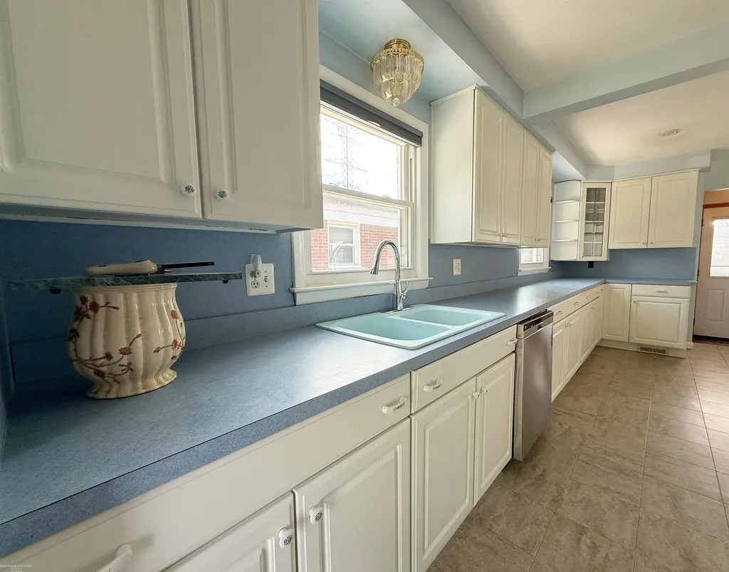27514 Palomino Street Warren City MI 48093