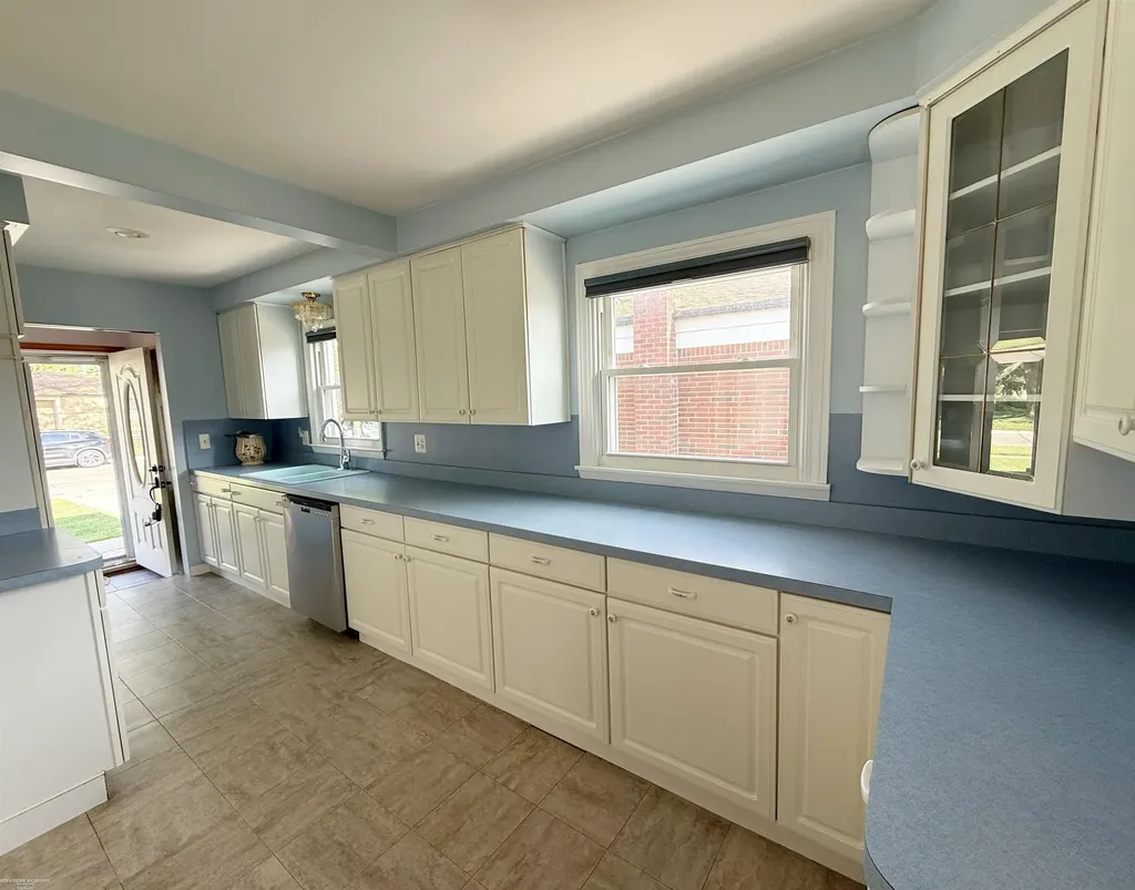 27514 Palomino Street Warren City MI 48093