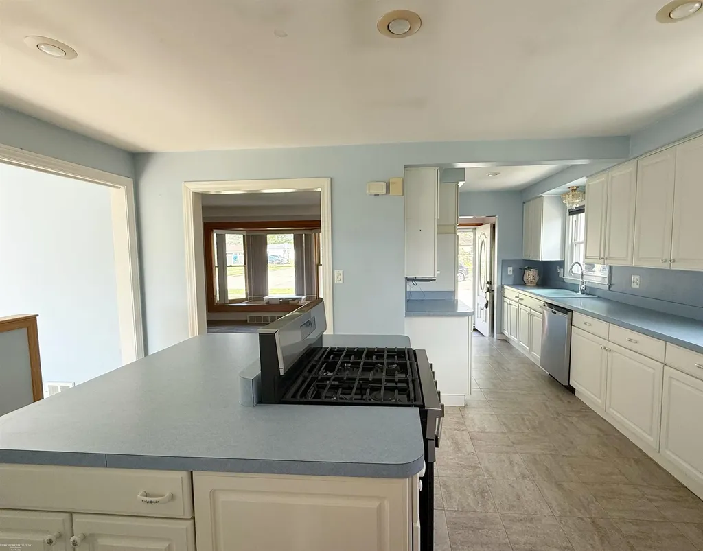 27514 Palomino Street Warren City MI 48093