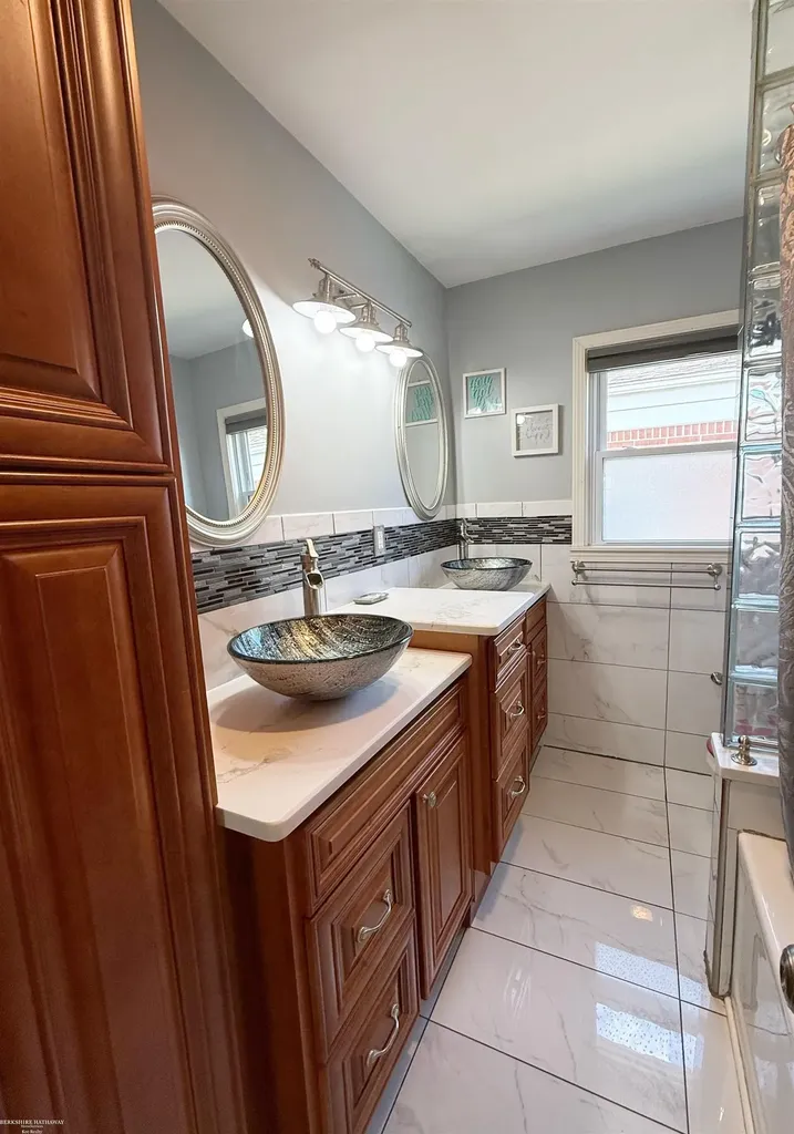 27514 Palomino Street Warren City MI 48093