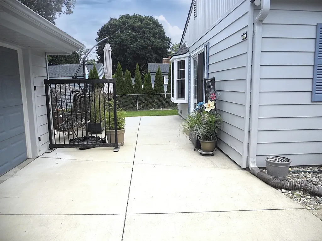 625 Rewold Drive Rochester City MI 48307