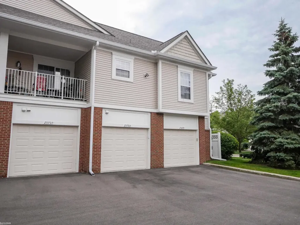 25699 Maritime Cir Circle Harrison Charter Township MI 48045