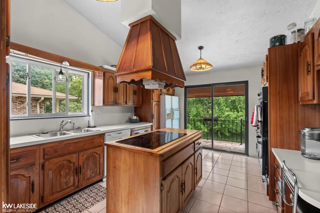 37632 Joanne Drive Clinton Charter Township MI 48036