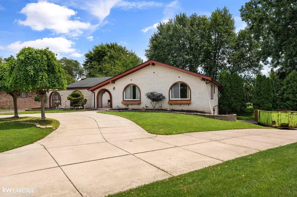37632 Joanne Drive Clinton Charter Township MI 48036