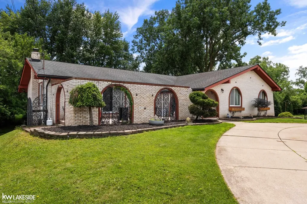 37632 Joanne Drive Clinton Charter Township MI 48036
