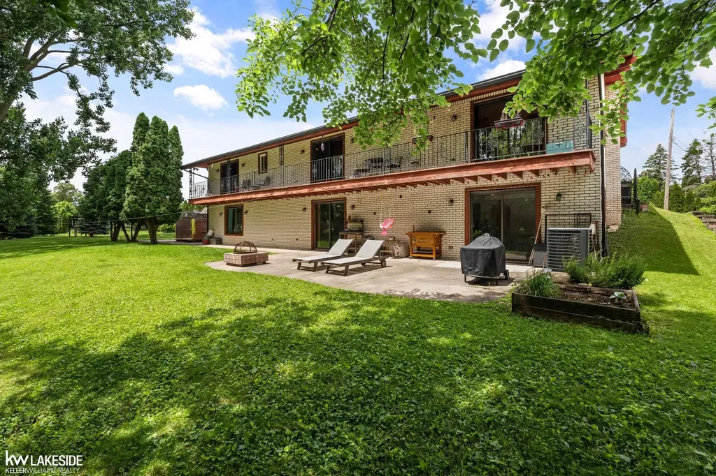 37632 Joanne Drive Clinton Charter Township MI 48036