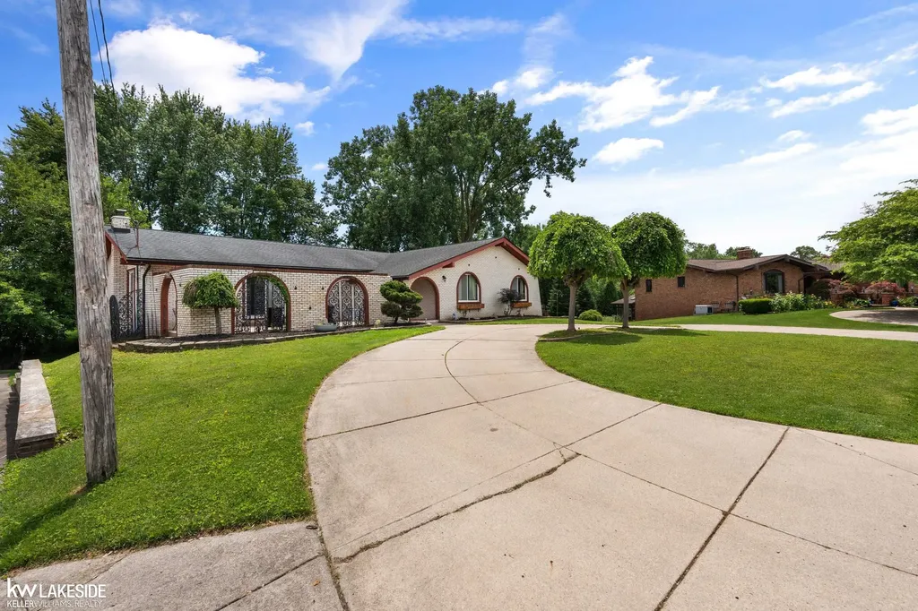 37632 Joanne Drive Clinton Charter Township MI 48036