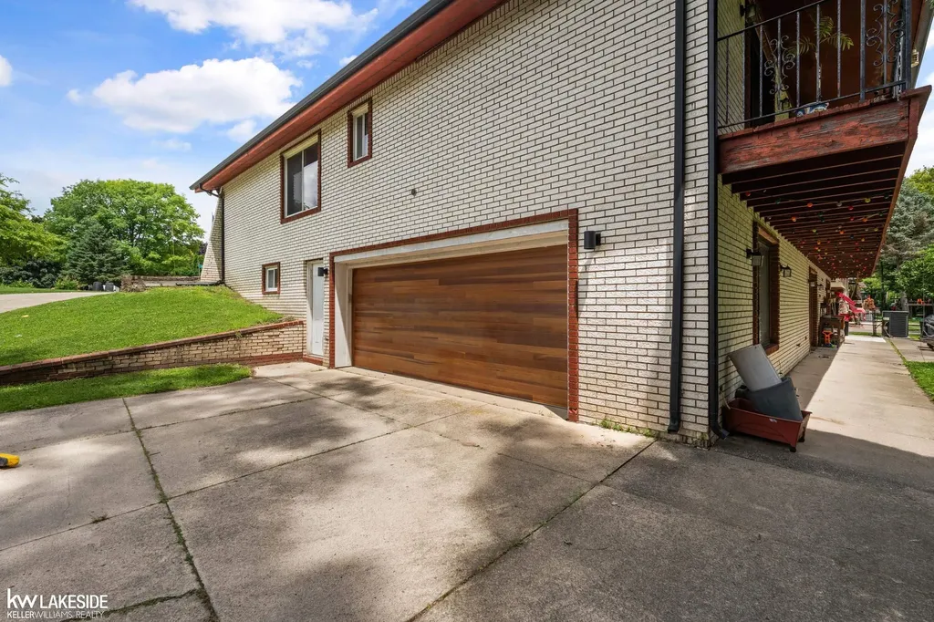 37632 Joanne Drive Clinton Charter Township MI 48036