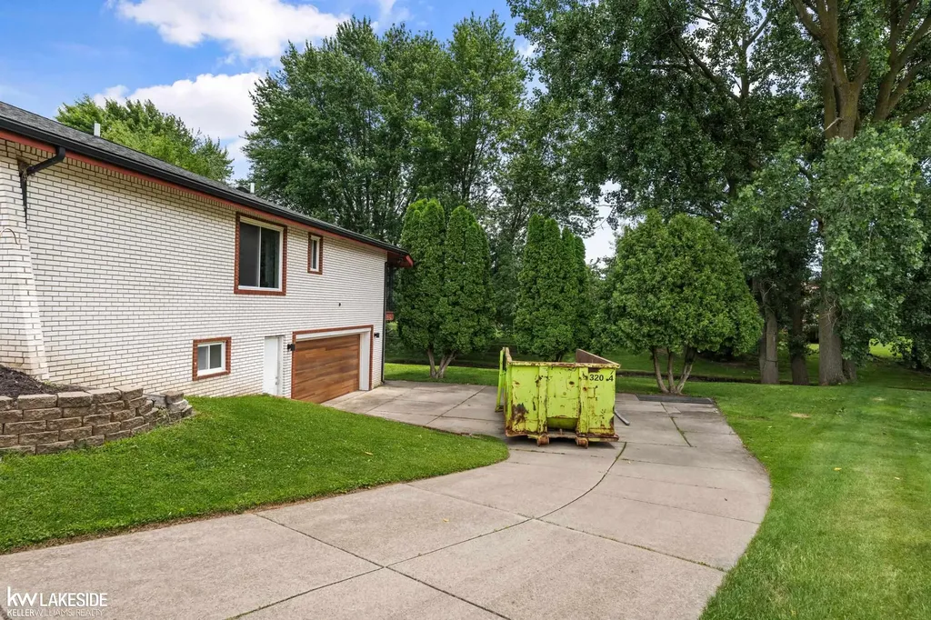 37632 Joanne Drive Clinton Charter Township MI 48036