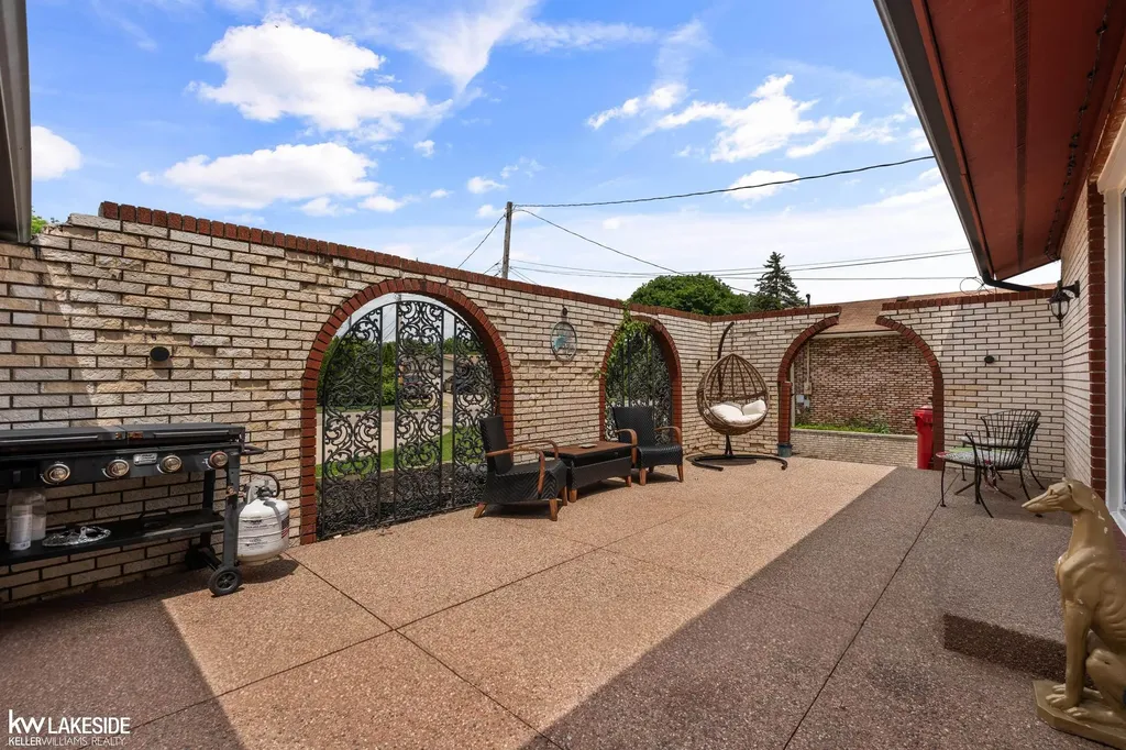 37632 Joanne Drive Clinton Charter Township MI 48036